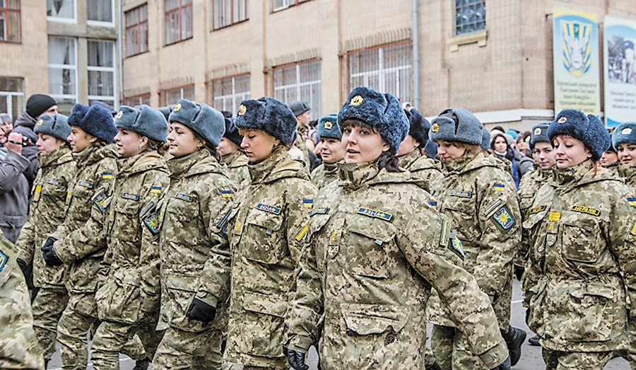 Камуфльований однострій замість парадного мундира є ознакою нинішньої ситуації на Донбасі. Фото прес-служби Харківської міськради 